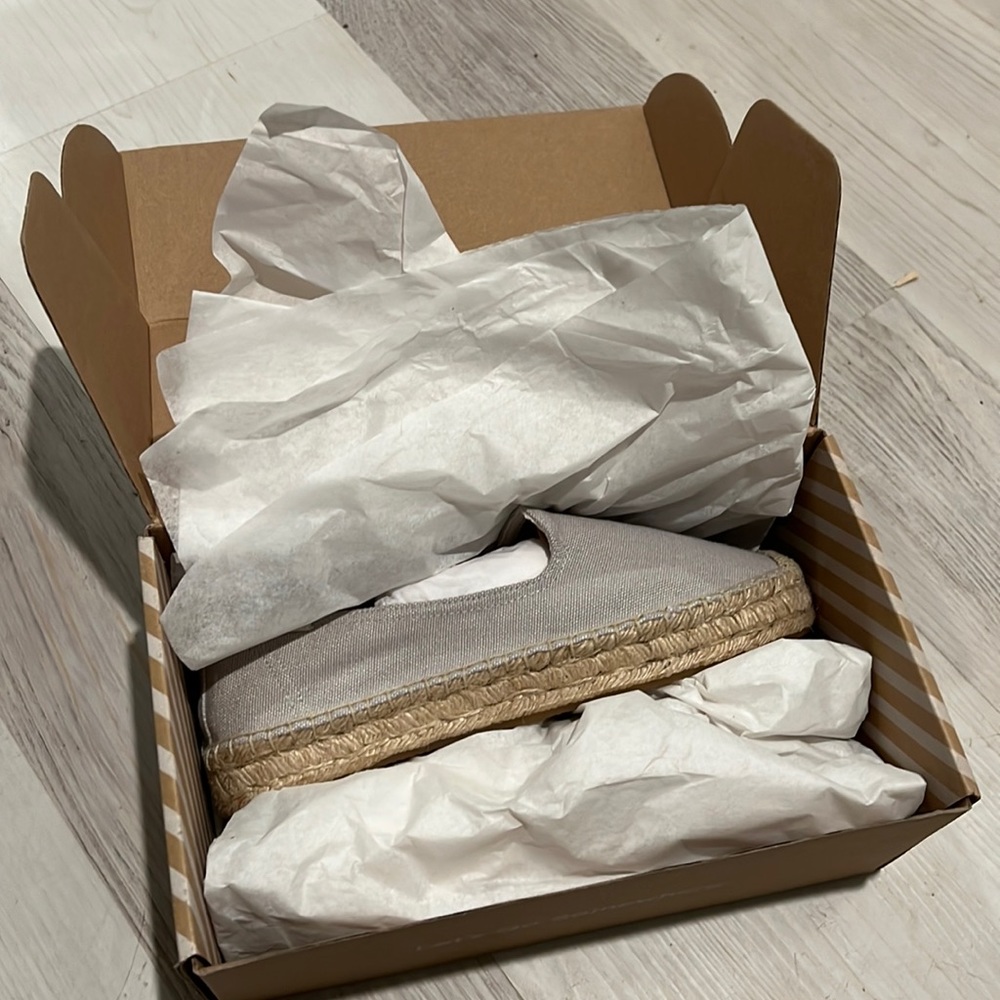 BNIB Soludos Sz 8 espadrilles Oatmeal color